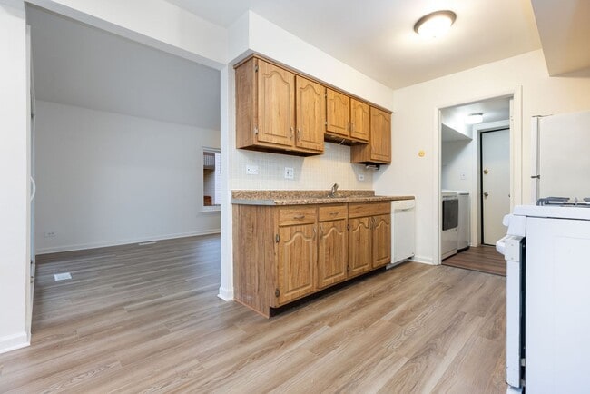 Building Photo - 1353 Kingsbury Dr