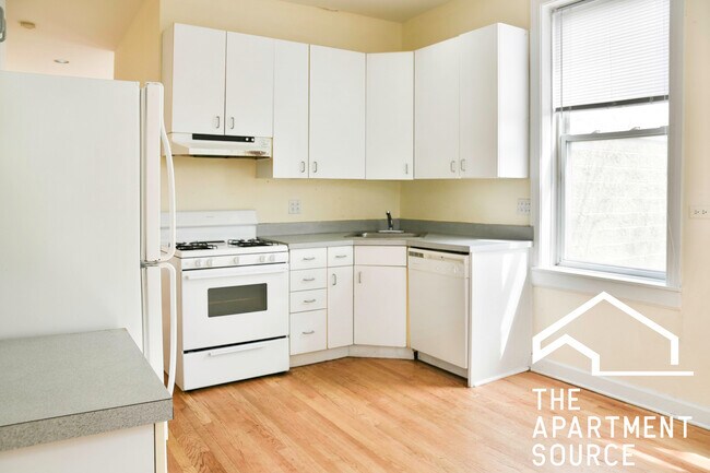 Building Photo - 2318 N Southport Ave