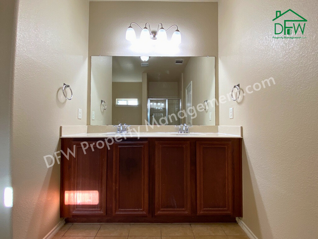 Building Photo - Stunning 4 Bedroom 2 Bathroom 2-Car Garage...