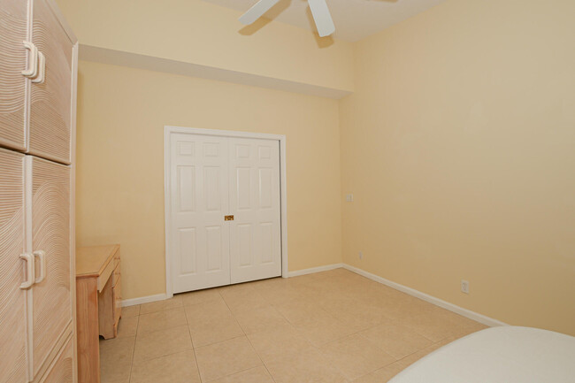 Building Photo - 351 NW Shoreview Dr