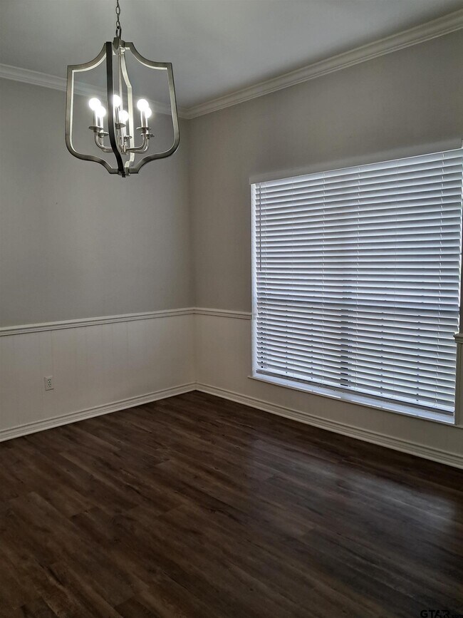 Building Photo - 704 Becky Dr