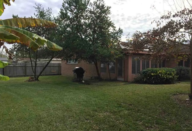 Building Photo - 3490 Crestwood Dr