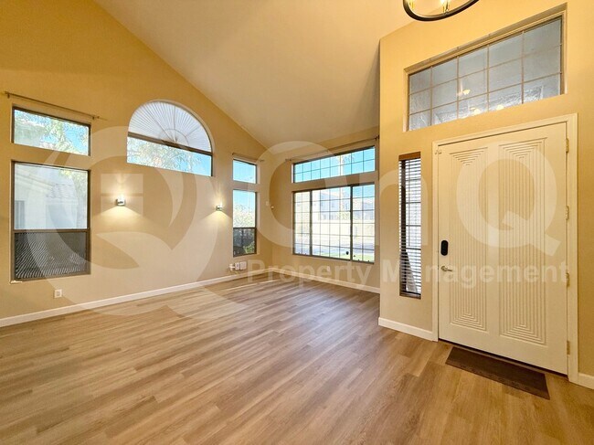 Building Photo - 1432 S Apache Dr