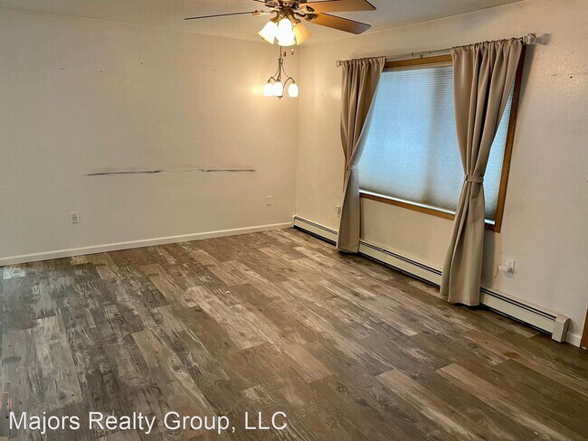 Building Photo - 4 br, 2 bath House - 1070 Oak Crest Crt.
