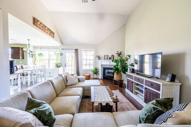 Building Photo - Pet Friendly Three Bedroom!
