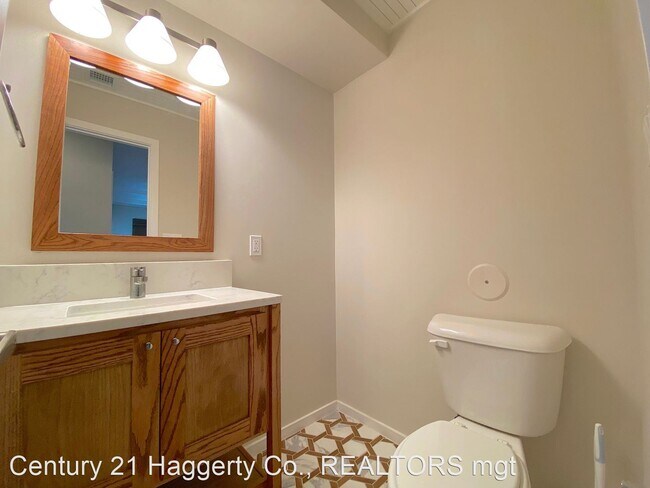 Building Photo - 4 br, 3.5 bath House - 4004 Camelot Height...