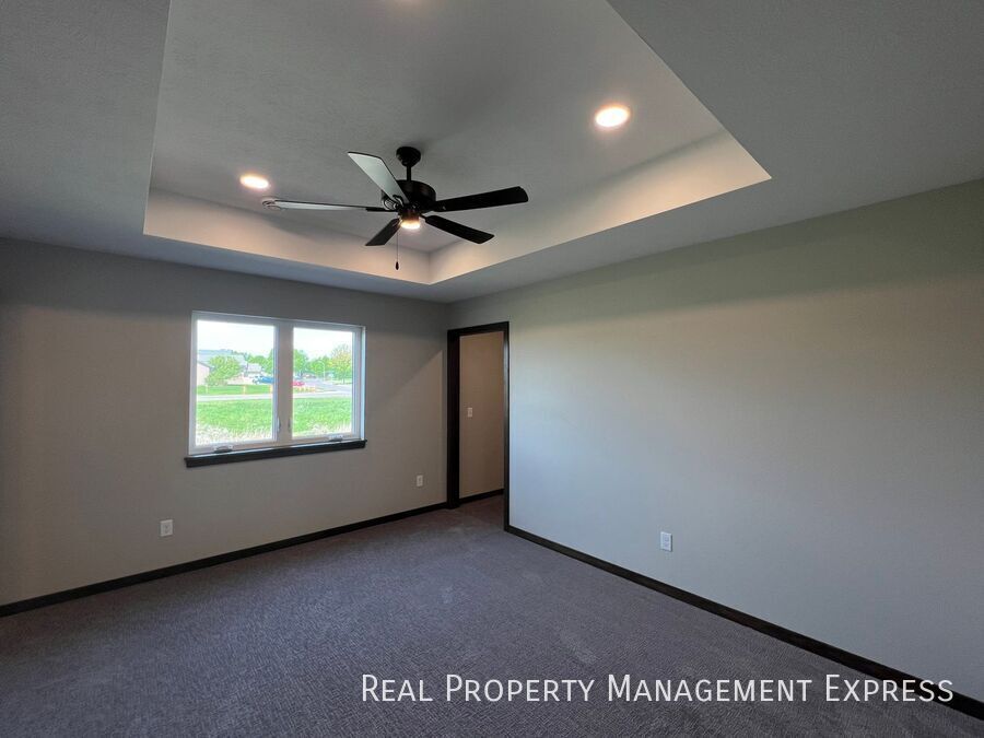 Building Photo - 3 Bed 2 Bath Townhome w/ Double Garage in Southeast SF