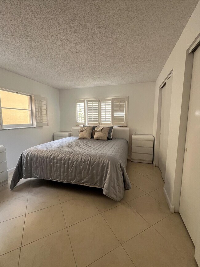 Building Photo - 2615 NE 3rd Ct