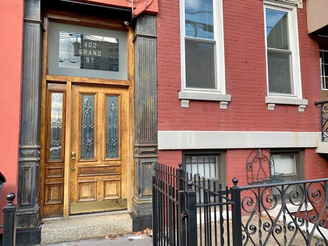 Building Photo - 402 Grand St