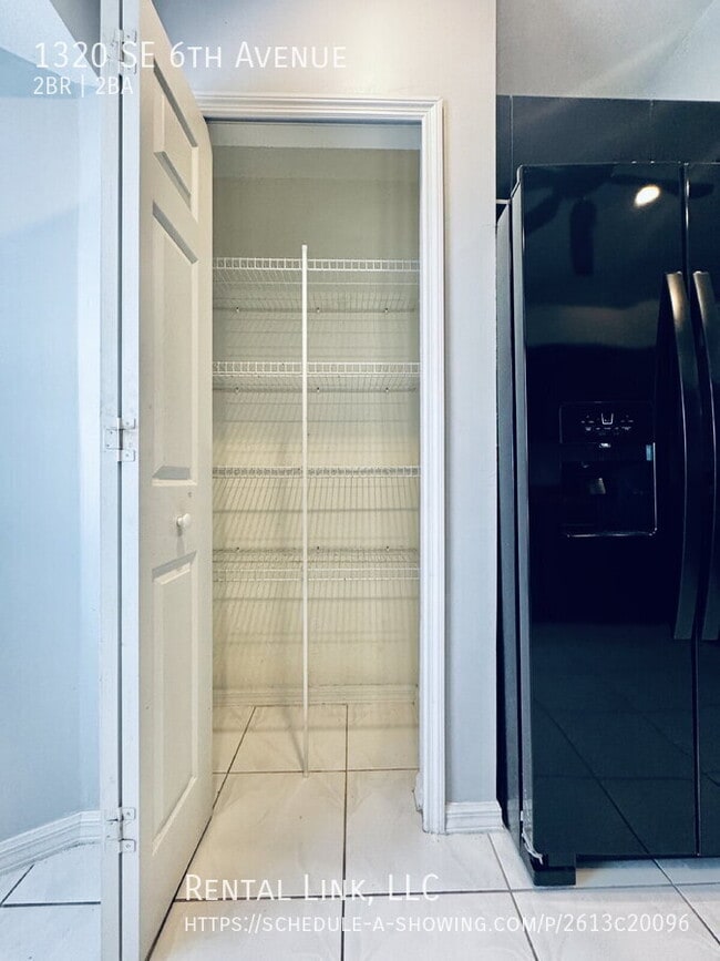 Building Photo - 1320 SE 6th Ave