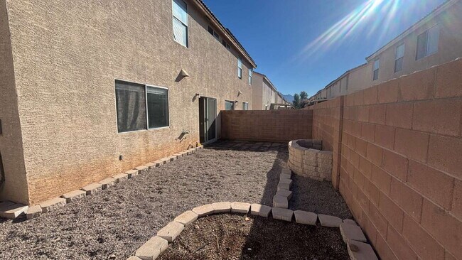 Building Photo - Move in Ready 3 bedroom 2.5 Bath Townhome