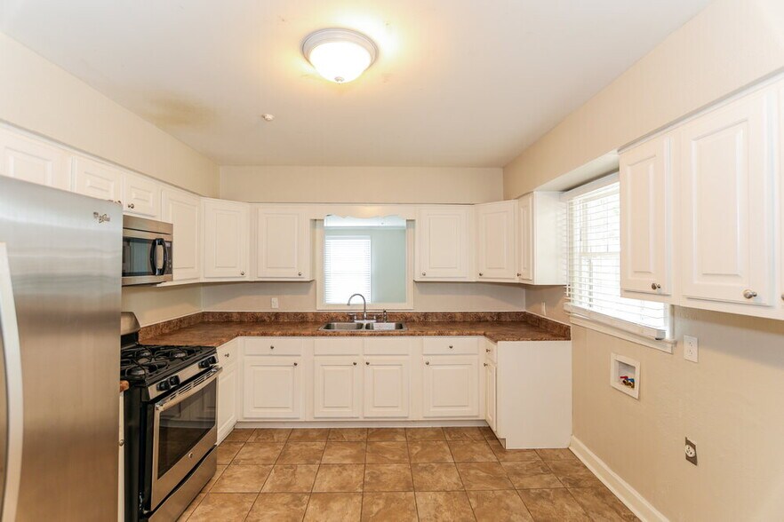 Building Photo - 1172 Oak Ridge Dr