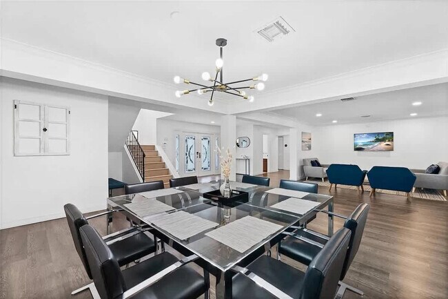 Building Photo - 413 Holiday Dr