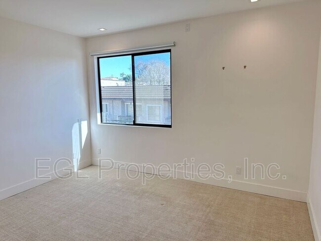 Building Photo - 1223 S Roxbury Dr