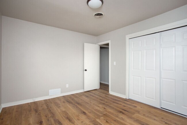 Building Photo - Fully updated Sunrise Home