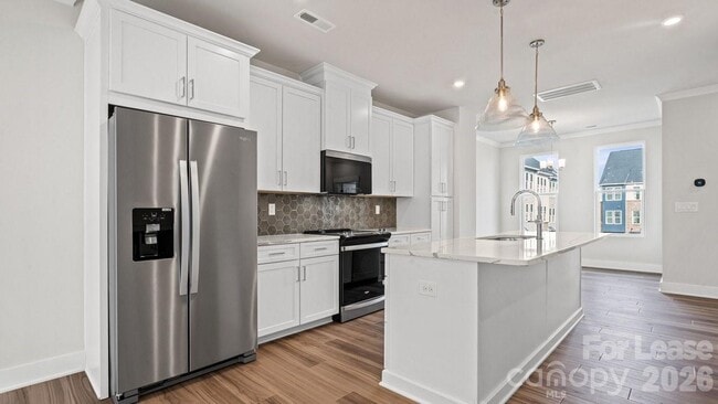 Building Photo - 2025 Clarksdale Dr