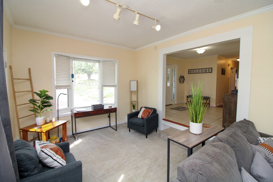 Building Photo - 39 Southwicke Dr