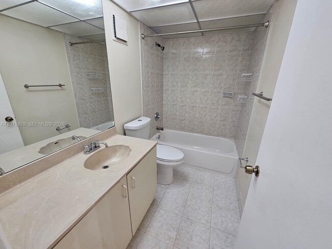 Building Photo - 10825 SW 112th Ave