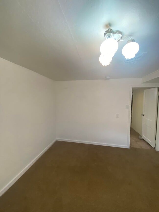 Building Photo - 1374 Maple Dr