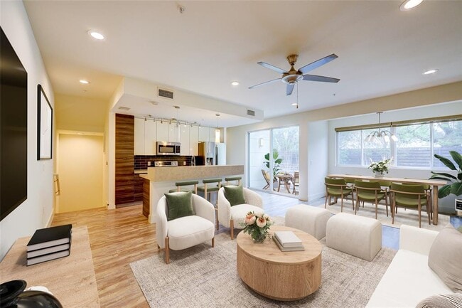 Building Photo - 604 N Bluff Dr