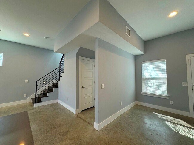 Building Photo - 6201 Felix Ave