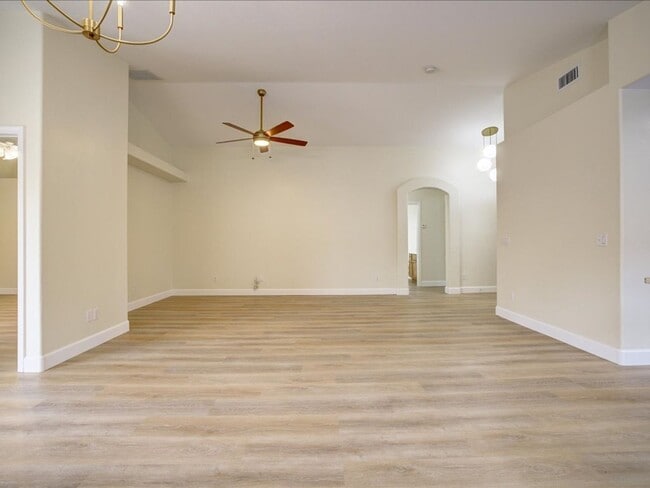 Building Photo - 3 Bedroom 2 Bathroom