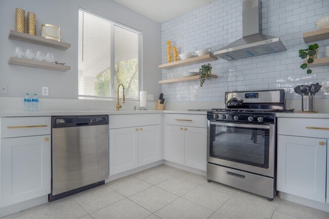 Building Photo - 2401 Predera Ave