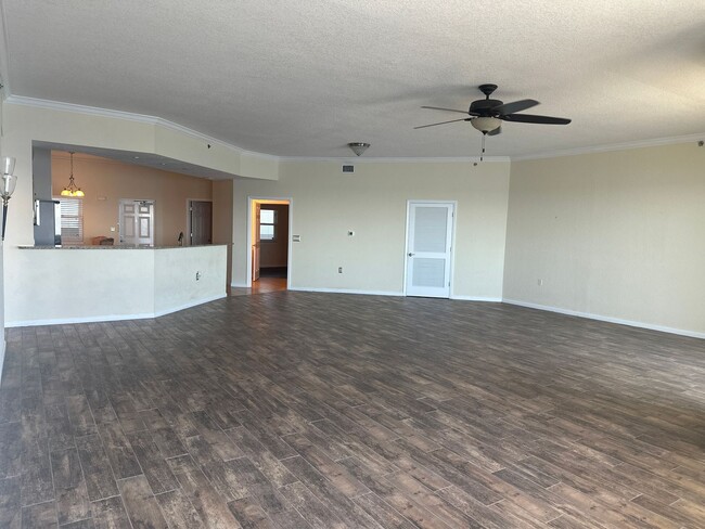 Building Photo - Very spacious 4 bd 3 bath Penthouse on the...