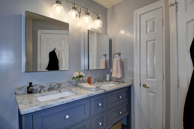 Building Photo - Spacious Condo in Ghent Square!