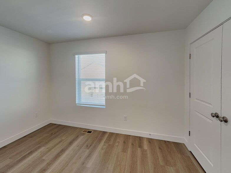 Building Photo - 4855 85th Dr NE