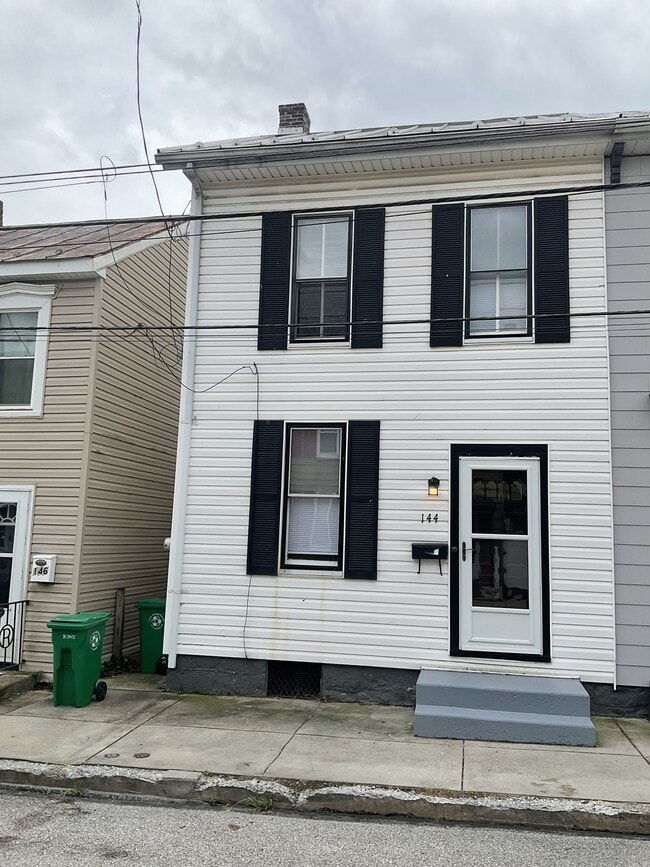 Primary Photo - 144 E Penn St