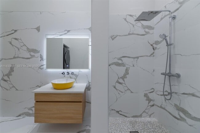 Building Photo - 635 SW 9th St