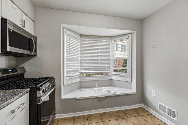Building Photo - Beautifully remodeled two-level townhouse located in the desirable Irongate Community,