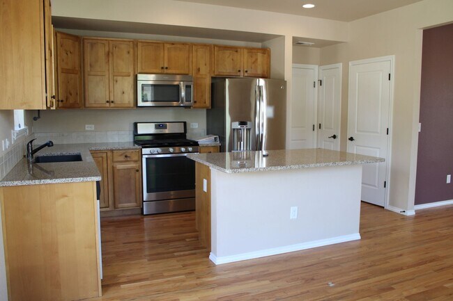 Building Photo - Stunning 3 Bedroom Home in North Fort Coll...