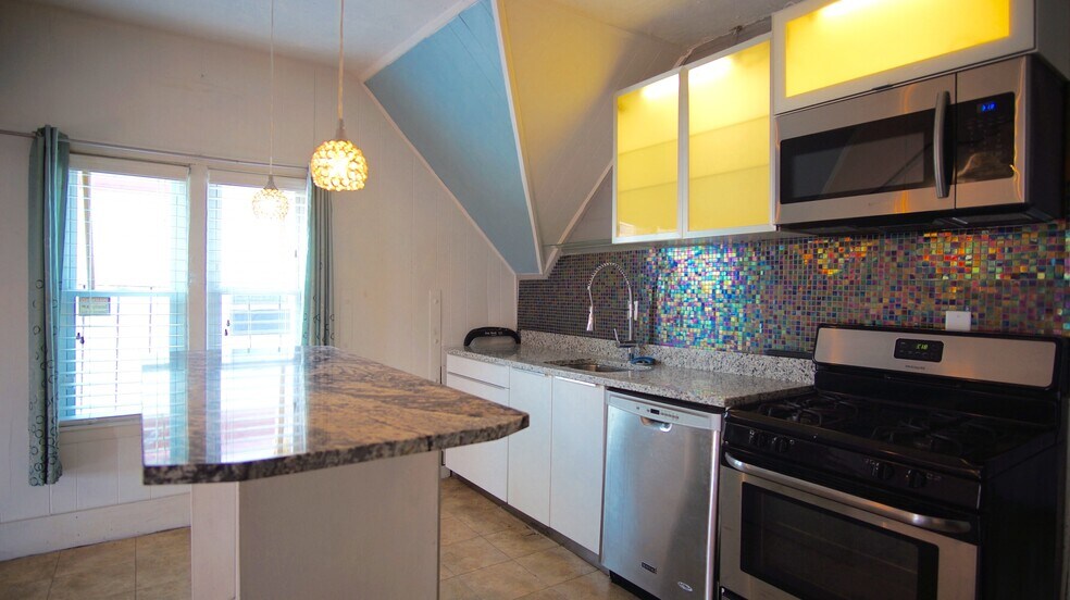 Building Photo - 48 America St