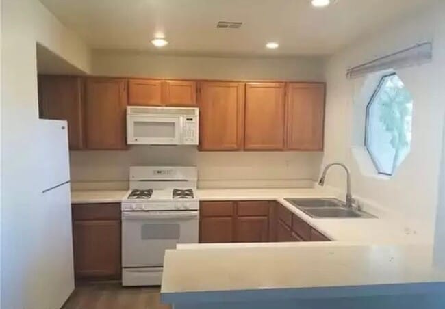 Primary Photo - Charming 1st Floor Comdo