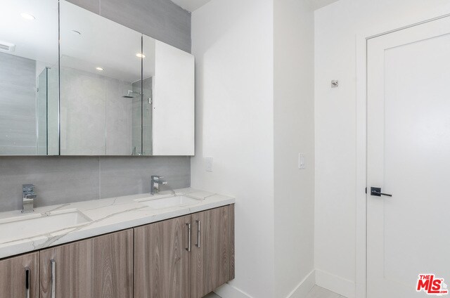 Building Photo - 105 N Doheny Dr