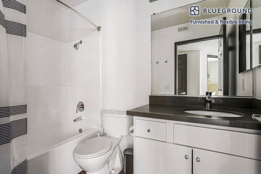 Building Photo - 10977 Bluffside Dr