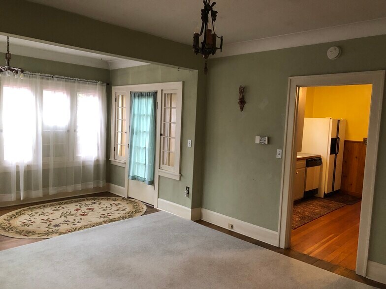 Building Photo - 207 S 16th Ave