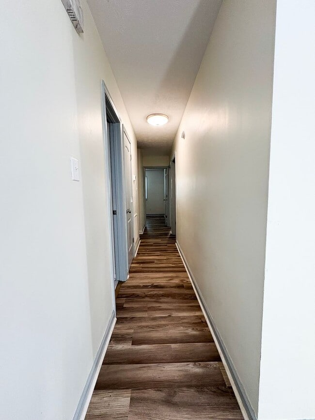 Building Photo - 3 Bedroom 2 Bathroom- Pets Okay
