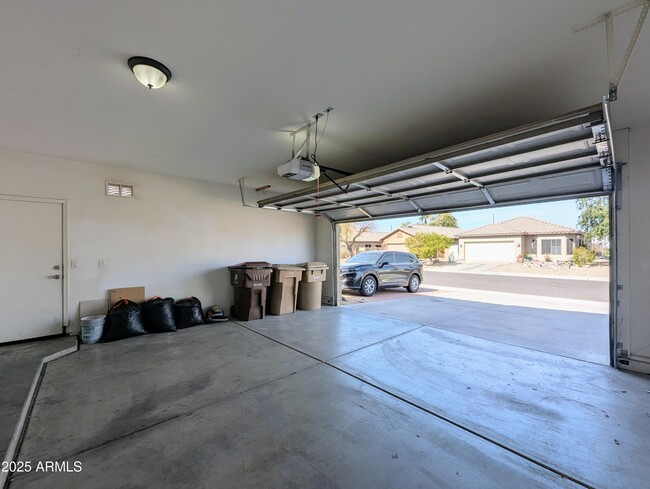 Building Photo - 8861 W Paradise Dr