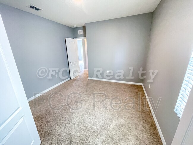 Building Photo - 345 Holly Berry Dr