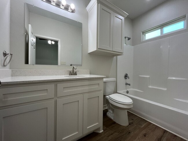 Building Photo - NEWER BUILD IN PA CLIFFS!!