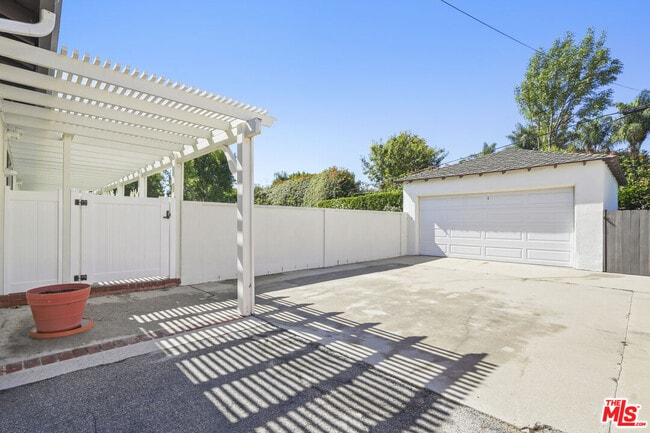 Building Photo - 4875 Bluebell Ave