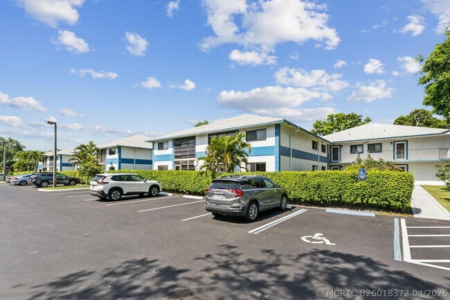 Building Photo - 15301 Pembridge Ave