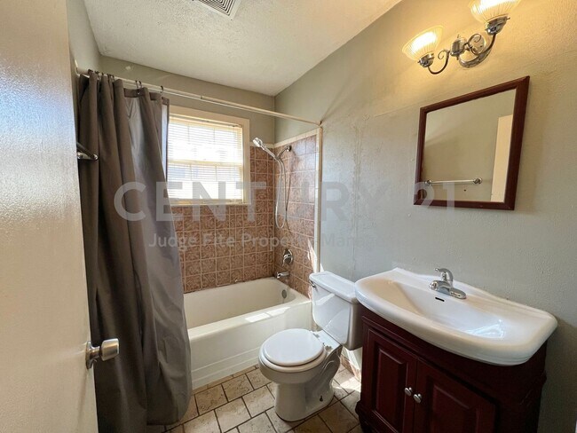 Building Photo - Cute 2/1/1 in Fort Worth Ready For Move-In!