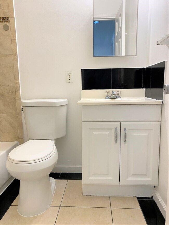 Building Photo - 715 SW 14th Ave