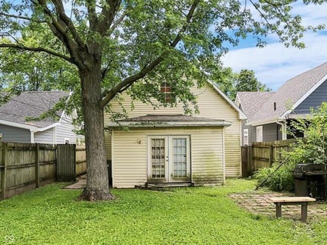 Building Photo - 1330 E Naomi St