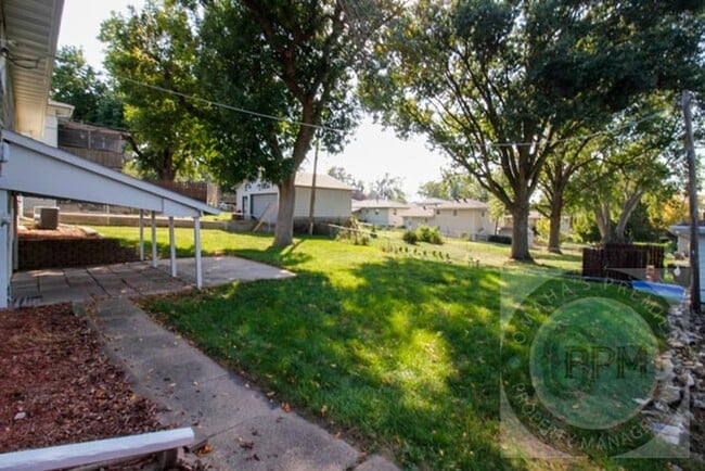 Building Photo - Convenience & Style: Your 3-Bed, 2-Bath Om...