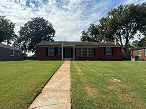 Building Photo - "Charming 3-Bed Haven with 2 Full Baths & ...